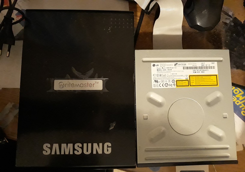 USB-привод рядом с обычным поздним IDE-приводом