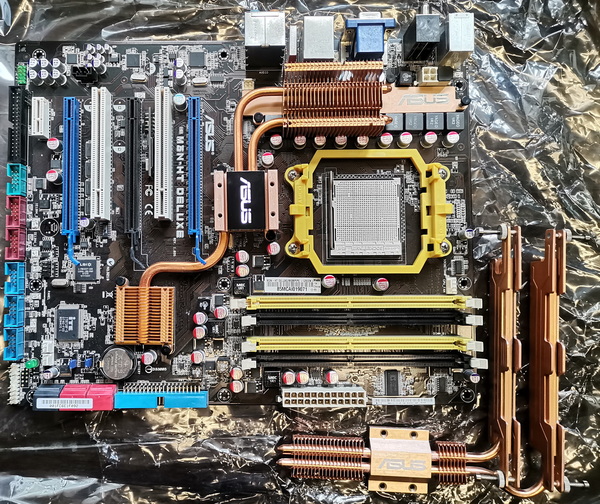 ASUS_M3N-HT_DELUXE.jpg