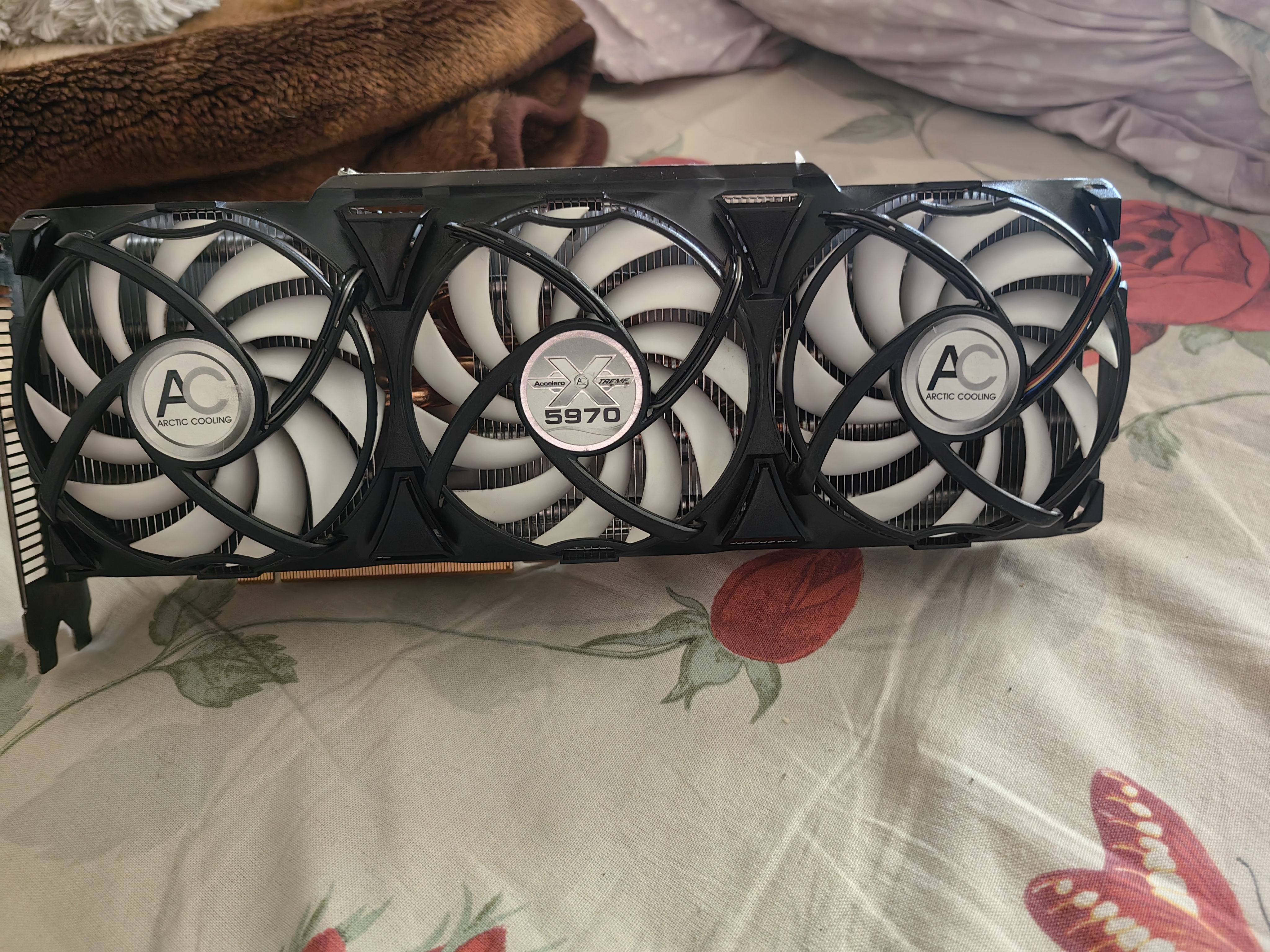 Видюха hd5970 двухчиповая с охлаждением от Артик . До сих рабочая и температуры хорошие .