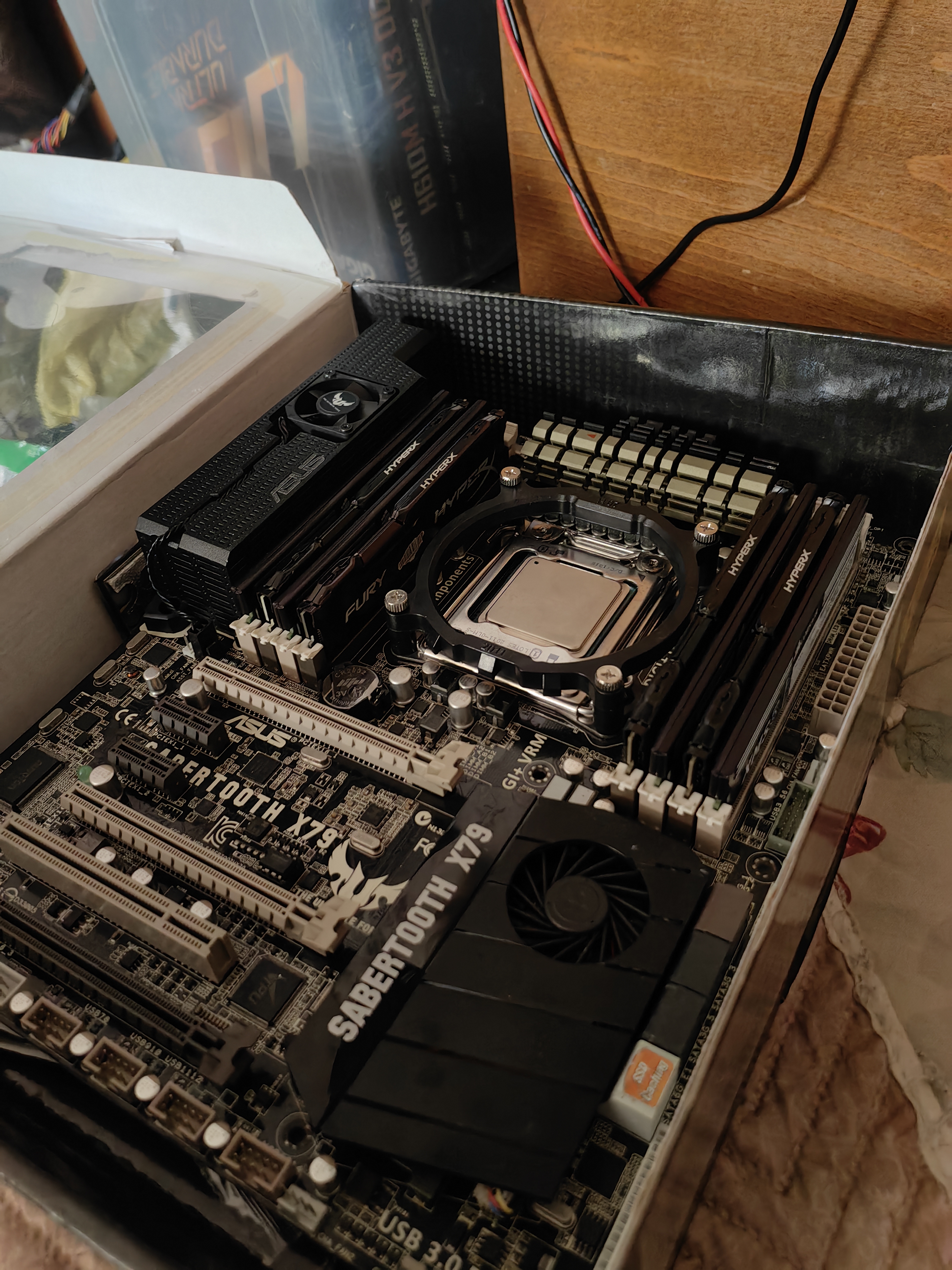 2011 с матерью сабертуз . Проц 2690в2 , не максимальный но тоже нечаго