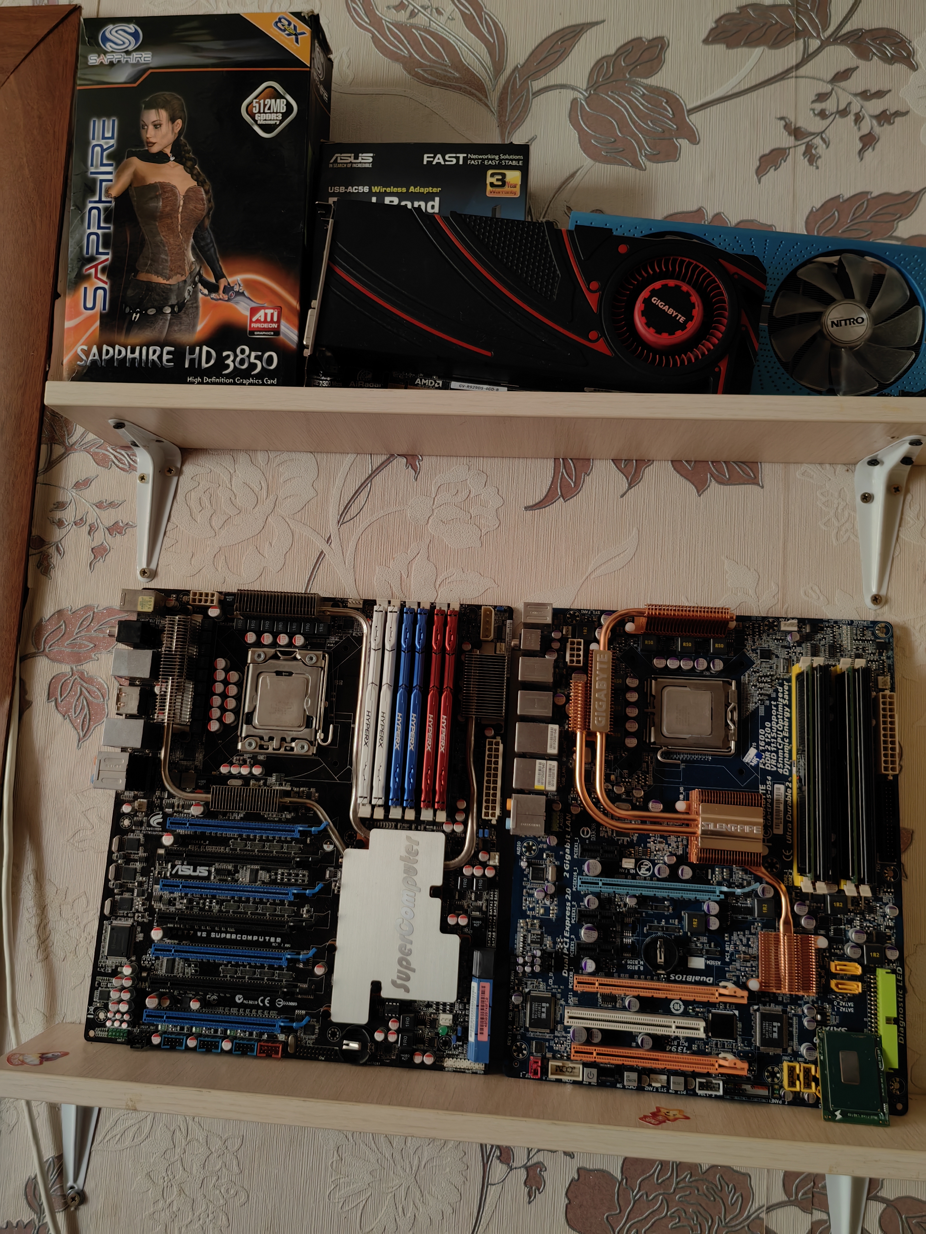 Видюхи не держат сток частоты . Мать 1366 с кастрироваными фазами питалово . 775 нужно биос прошить а так всё нормально .