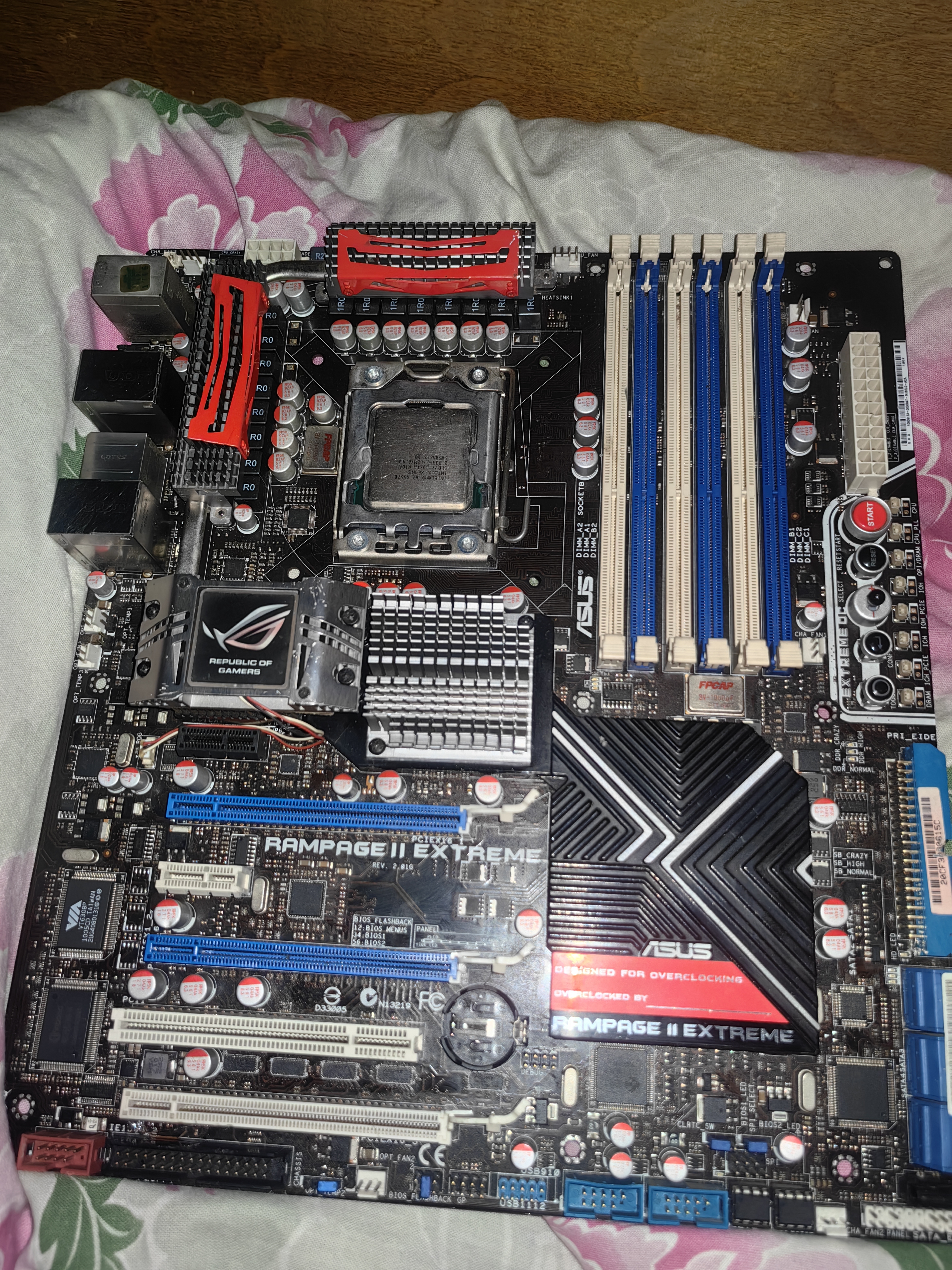 Мать купил в Китае , убитую . Отмыл , выровнил ноги в сокет ивосстановил сгоревшие дороги - завелась :)